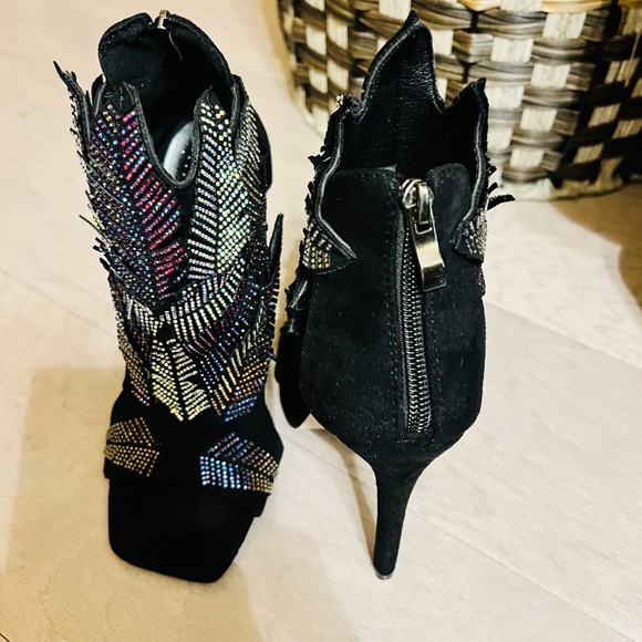 Azalea Wang Black Faux Suede beaded Heel. Leaf design. Size 8. BRAND NEW - Picture 6 of 8